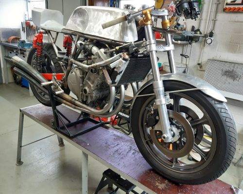 MV Agusta 4 cil. 750 racingbike (replica Phil Read 1974 )  